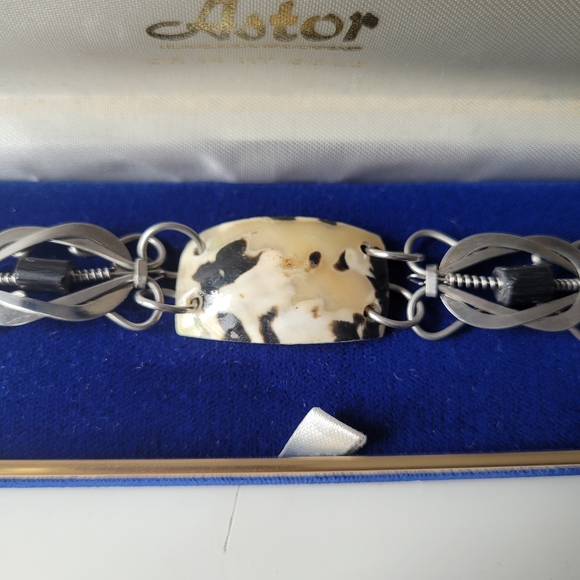 Silver tone bracelet with shells - Picture 4 of 7